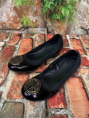 TORY BURCH Caroline Black Patent Leather Slip On Balletcore Logo Flats, 6.5M